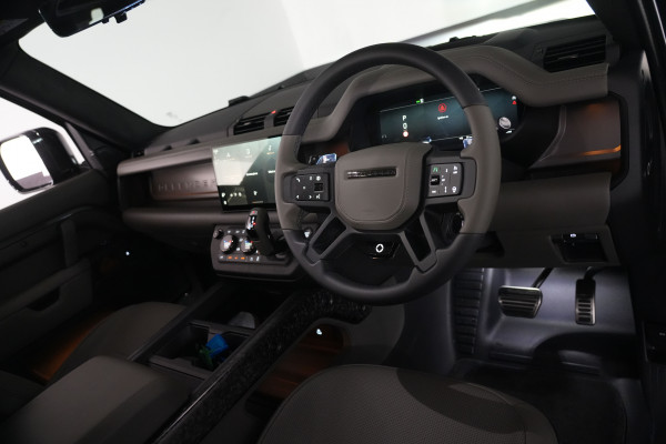 2025 Land Rover Defender L663 110 P635 OCTA SUV Image 34