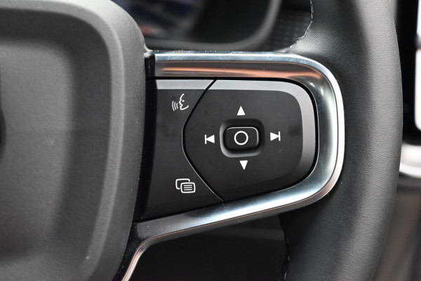 2025 Volvo XC40 XZ Ultra B4 Bright SUV Image 18