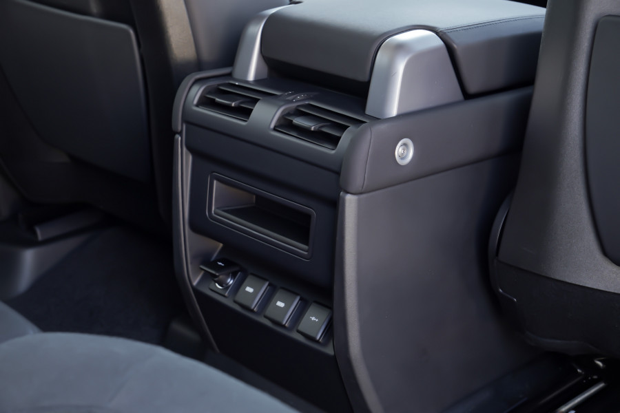 2020 Land Rover Defender L663 SE Wagon Image 17