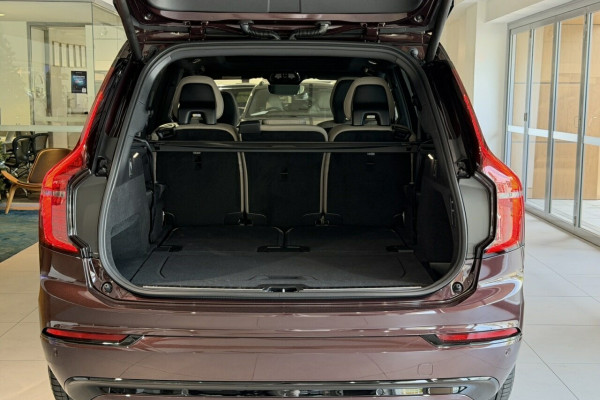 2026 Volvo XC90 L Series Ultra T8 Plug-in Hybrid Dark SUV Image 11