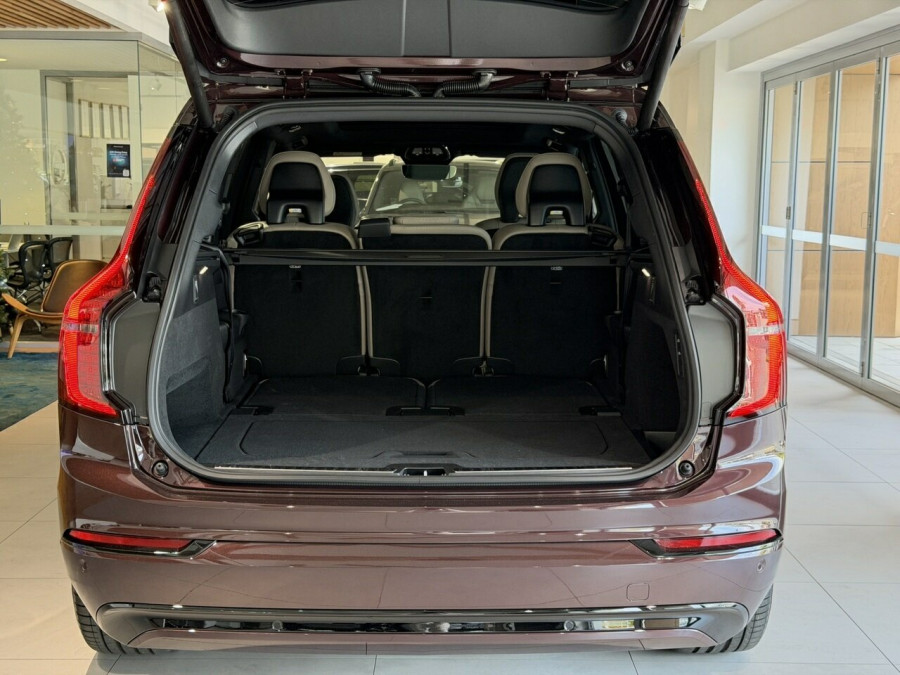 2026 Volvo XC90 L Series Ultra T8 Plug-in Hybrid Dark SUV Image 11