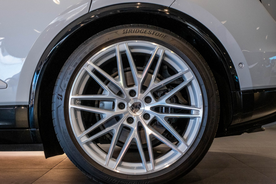 2024 MY25 Porsche Macan SUV