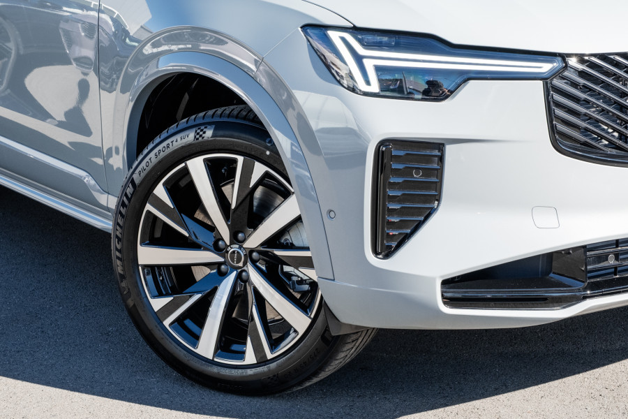 2026 Volvo XC90 L Series Plus T8 Plug-in Hybrid Dark SUV Image 6