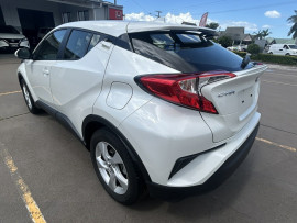 2018 Toyota C-HR NGX10R  SUV image 8
