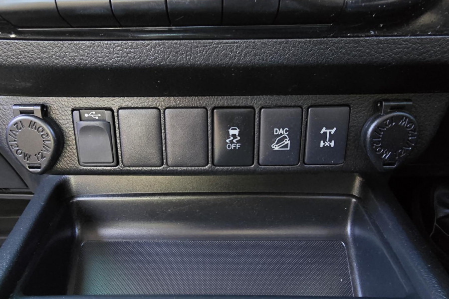 2017 Toyota HiLux  SR5 Double Cab Pick Up Image 24
