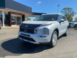 2024 Mitsubishi Outlander ZM LS SUV image 4