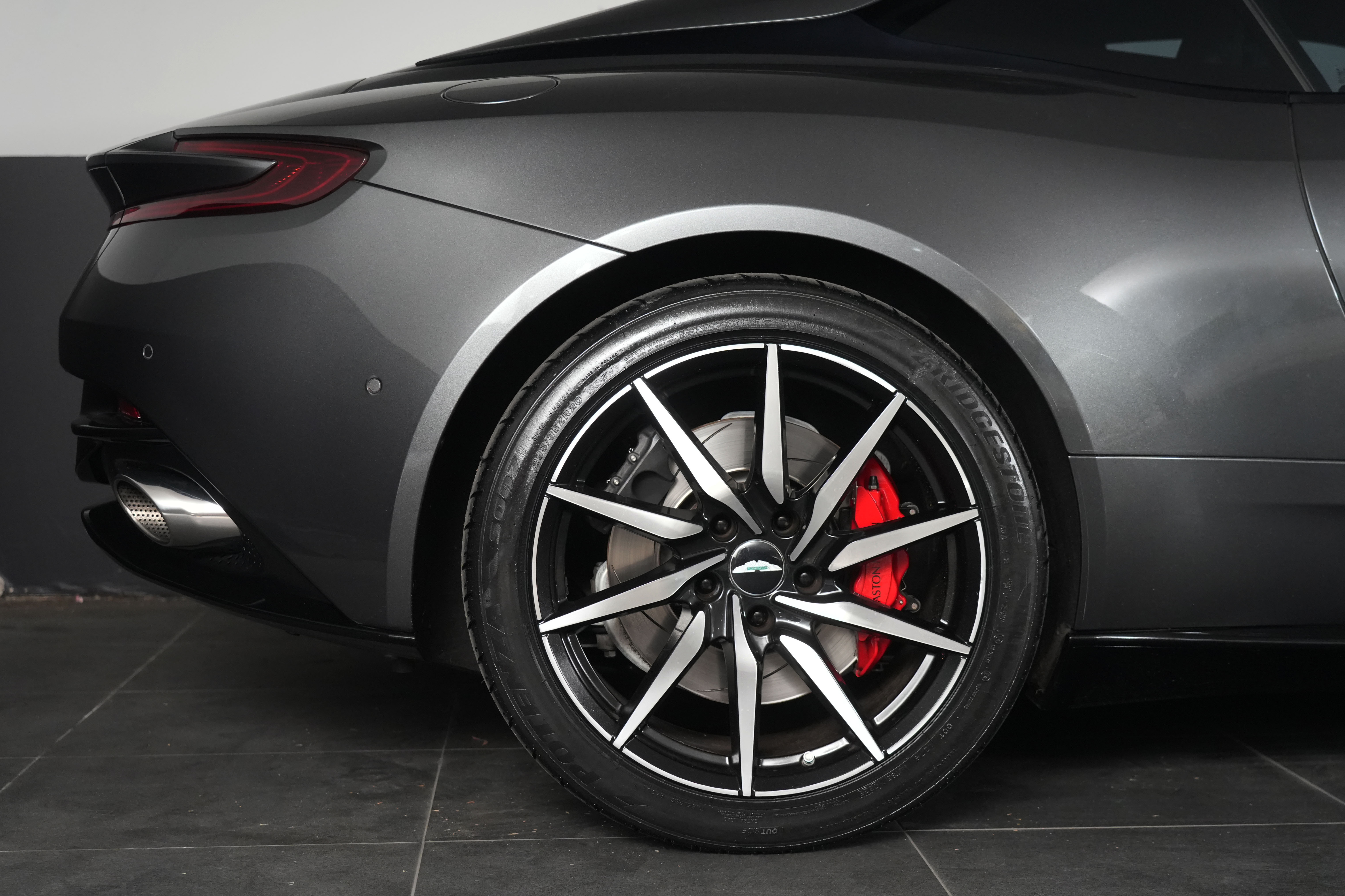 2018 Aston Martin DB11 Coupe Image 22