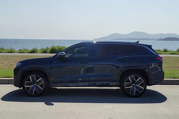 2025 MY26 Volkswagen Tayron R4 195TSI R-Line SUV Image 5