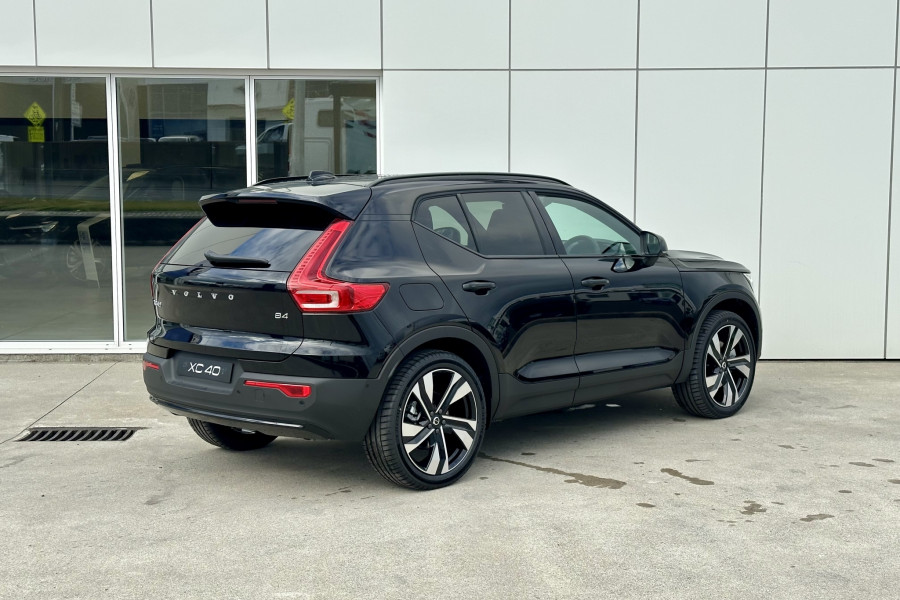 2025 Volvo XC40 XZ Ultra B4 Dark SUV Image 12