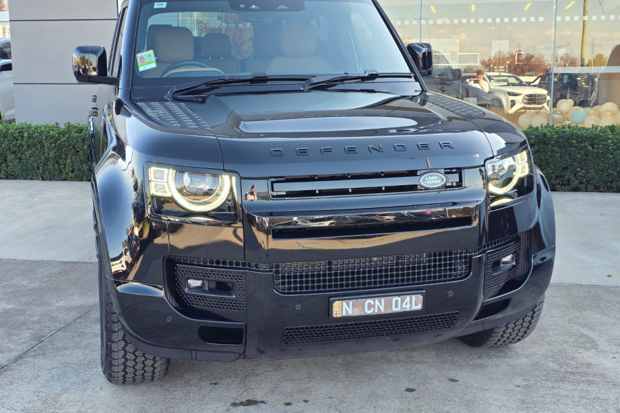 2025 Land Rover Defender 110 D300 X-DYNAMIC HSE Wagon Image 9