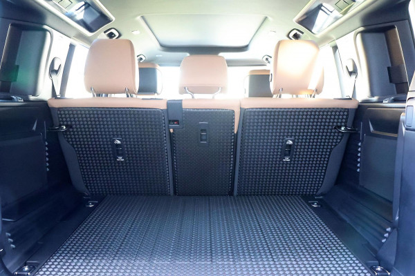2026 Land Rover Defender L663 110 P425 X-Dynamic SE SUV image 17