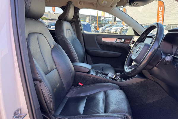 2020 Volvo XC40 XZ T4 Momentum SUV Image 14