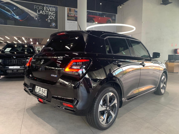 2024 Suzuki Swift AZ Series II GLX Turbo Hatch image 4