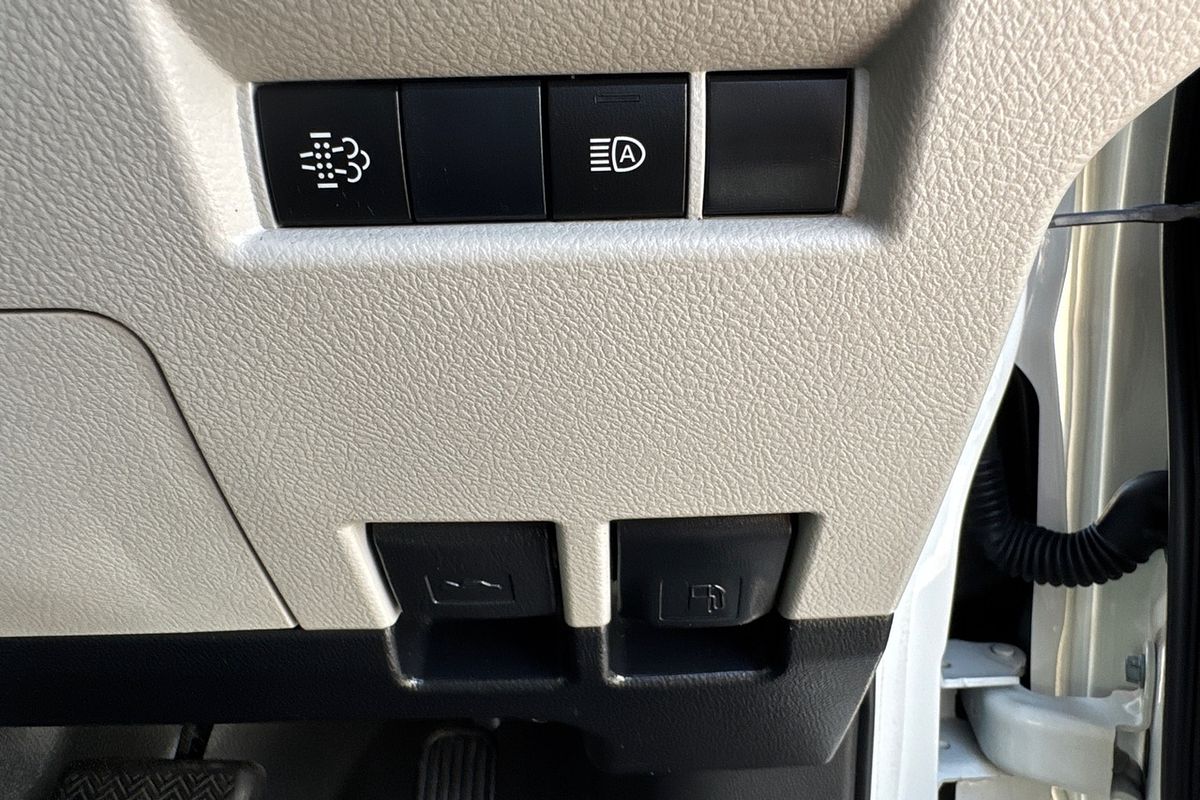 2019 Toyota HiAce GDH300R Commuter Van Image 21