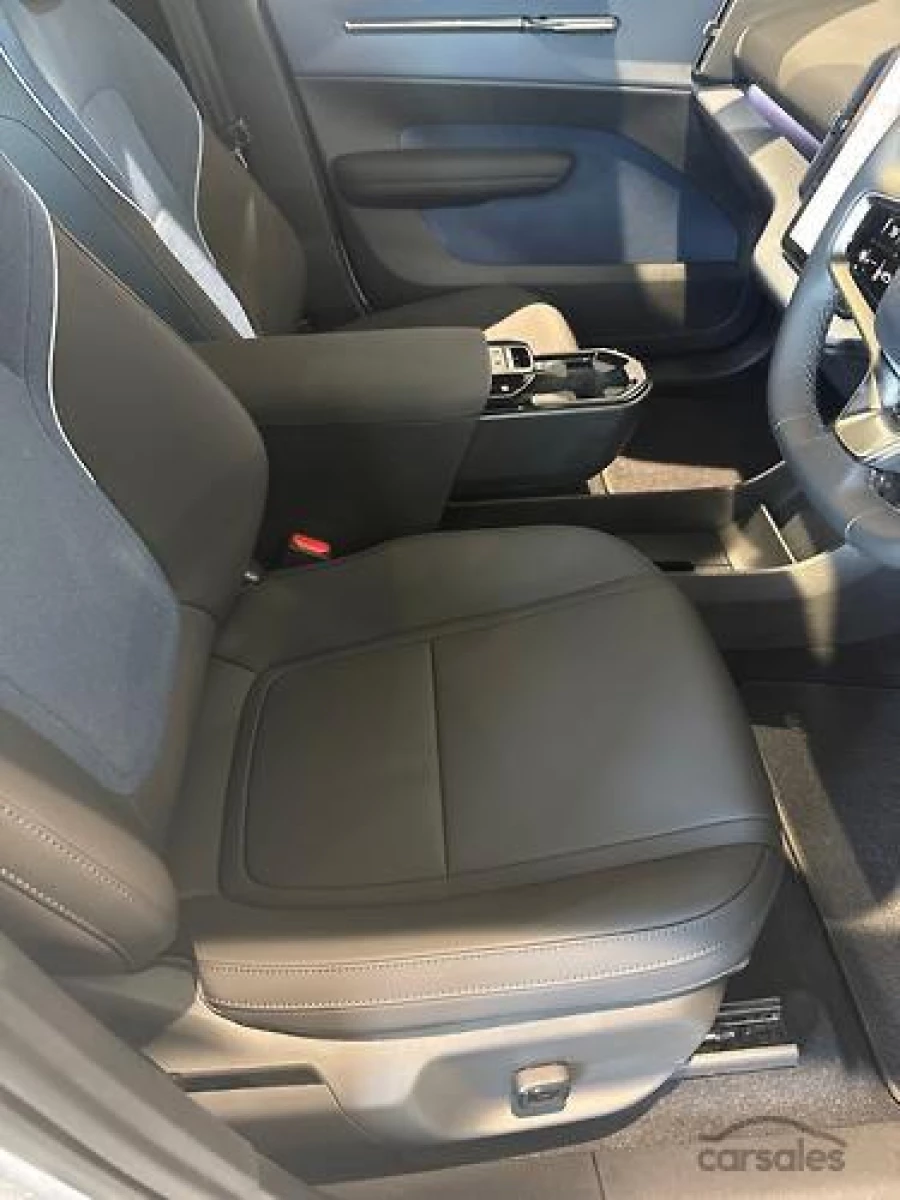 2026 Volvo EX30  Single Motor Extended Range Plus SUV Image 10