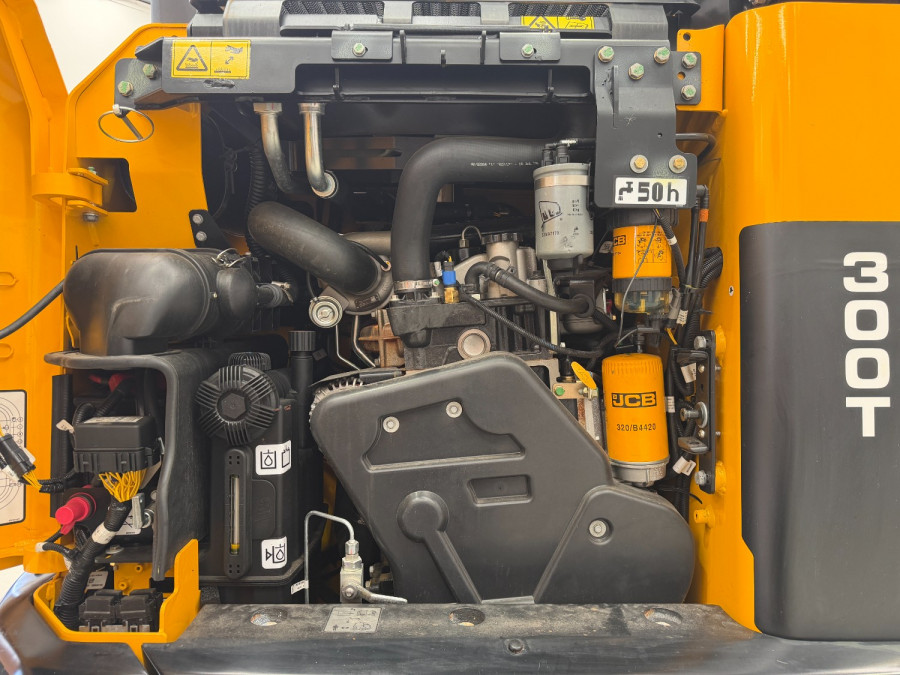 2025 JCB 300THF CAB T3 WITH 320 CW Tracked Skidsteer Loader Image 5