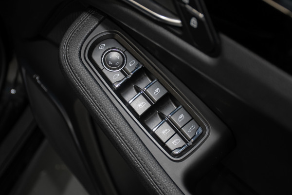 2022 Porsche Macan S SUV image 12