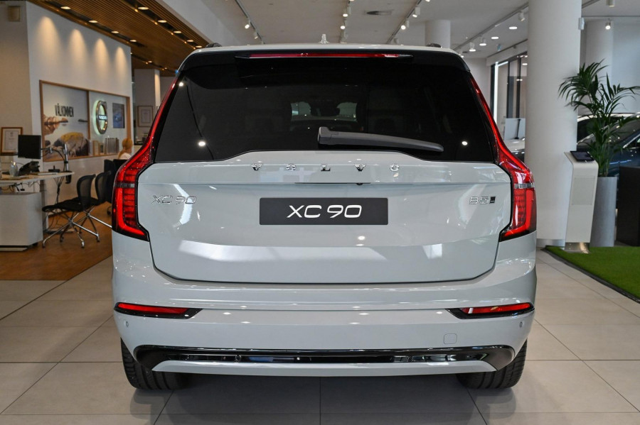 2026 Volvo XC90 L Series Ultra B5 Dark SUV Image 3