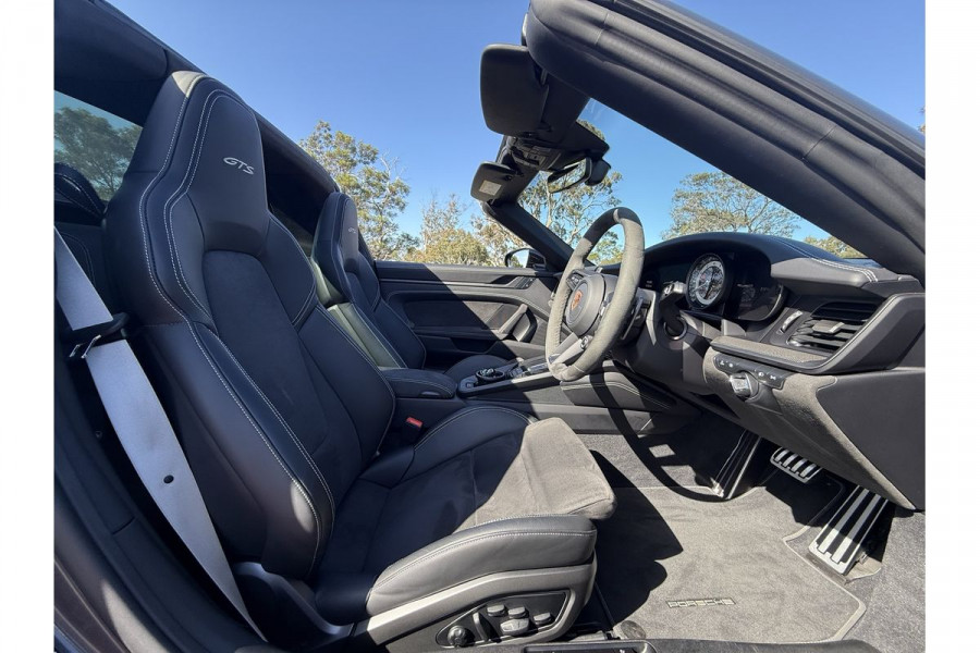 2022 Porsche 911 992 Targa 4 GTS Convertible Image 18