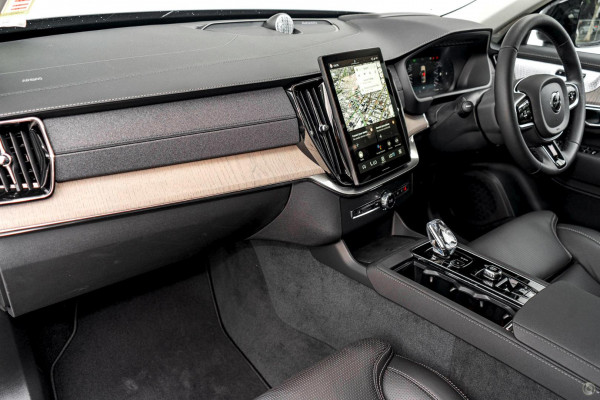 2026 Volvo XC90 L Series Ultra B5 Dark SUV Image 4