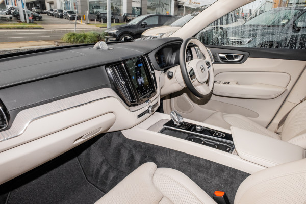 2022 Volvo XC60 UZ B5 Inscription SUV image 8