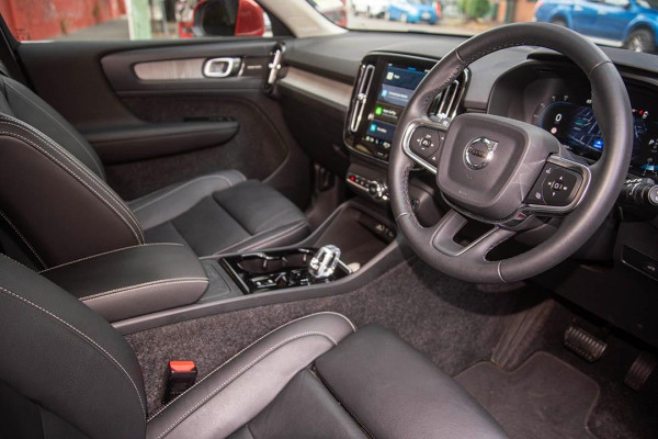 2023 Volvo XC40  Ultimate B4 Bright SUV Image 6