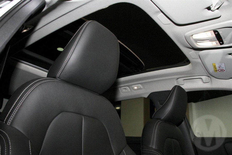 2026 Volvo XC40 XZ Ultra B4 Bright SUV Image 12