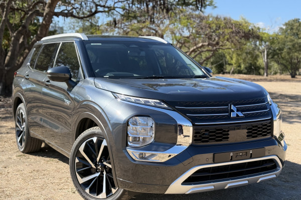 2025 MY24 Mitsubishi Outlander ZM PHEV Exceed SUV Image 1