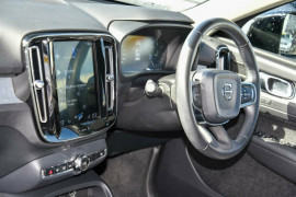2018 Volvo XC40 XZ D4 Momentum Launch Edition SUV image 17