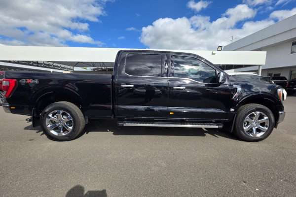2023 Ford F-150 No Series Lariat Dual Cab Image 5