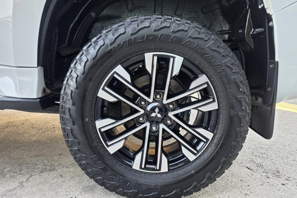 2020 Mitsubishi Pajero Sport QE GLS SUV Image 13