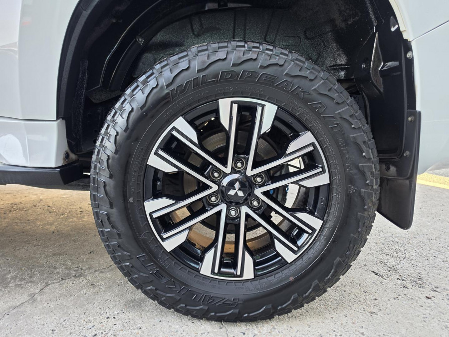 2020 Mitsubishi Pajero Sport QE GLS SUV Image 13