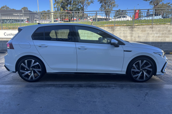 2024 Volkswagen Golf 8 110TSI R-Line Hatch Image 2