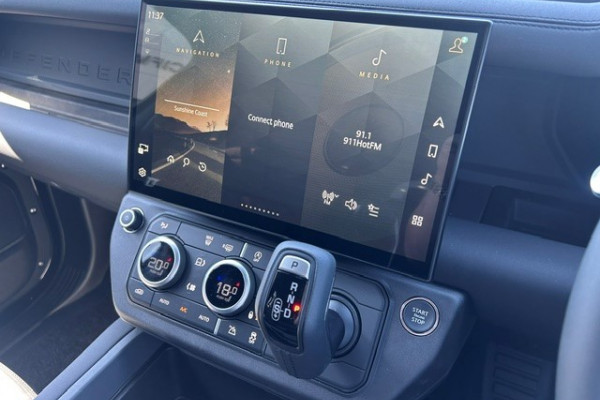 2025 MY26 Land Rover Defender L663 110 D350 X-Dynamic SE SUV Image 20