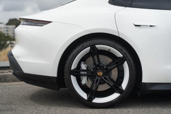 2021 Porsche Taycan 4S Coupe Image 7
