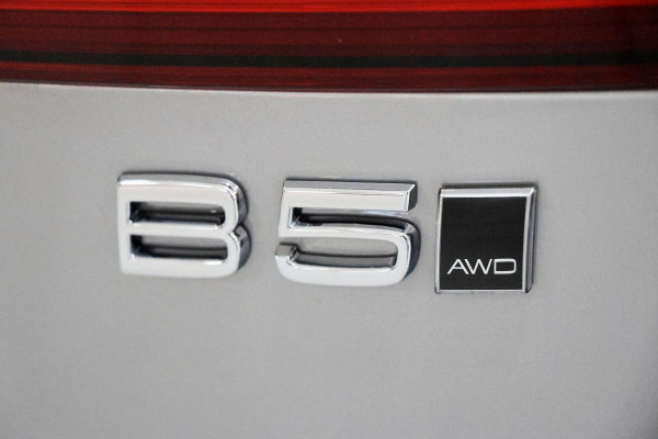 2024 Volvo V60 Cross Country  Ultimate B5 Bright Wagon Image 5