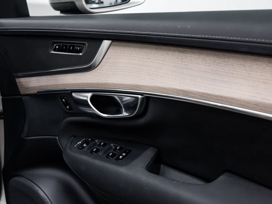 2025 Volvo XC90 L Series Ultra B5 Bright SUV Image 10