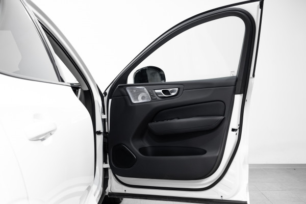 2026 Volvo XC60 UZ B5 Ultra Dark 2L Petrol Hybrid AWD SUV Image 9