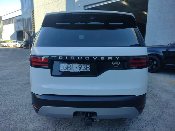 2021 Land Rover Discovery Series 5 D300 SE SUV image 3