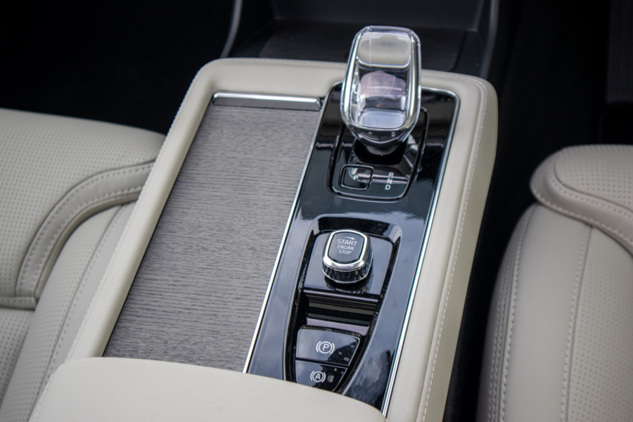 2025 Volvo XC90 T8 ULTRA PHEV Sedan Image 11