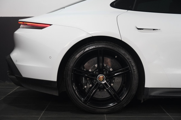 2020 Porsche Taycan Turbo S Coupe Image 18