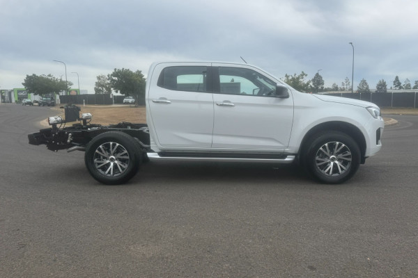 2026 Isuzu D-MAX RG LS-U Cab Chassis Image 2