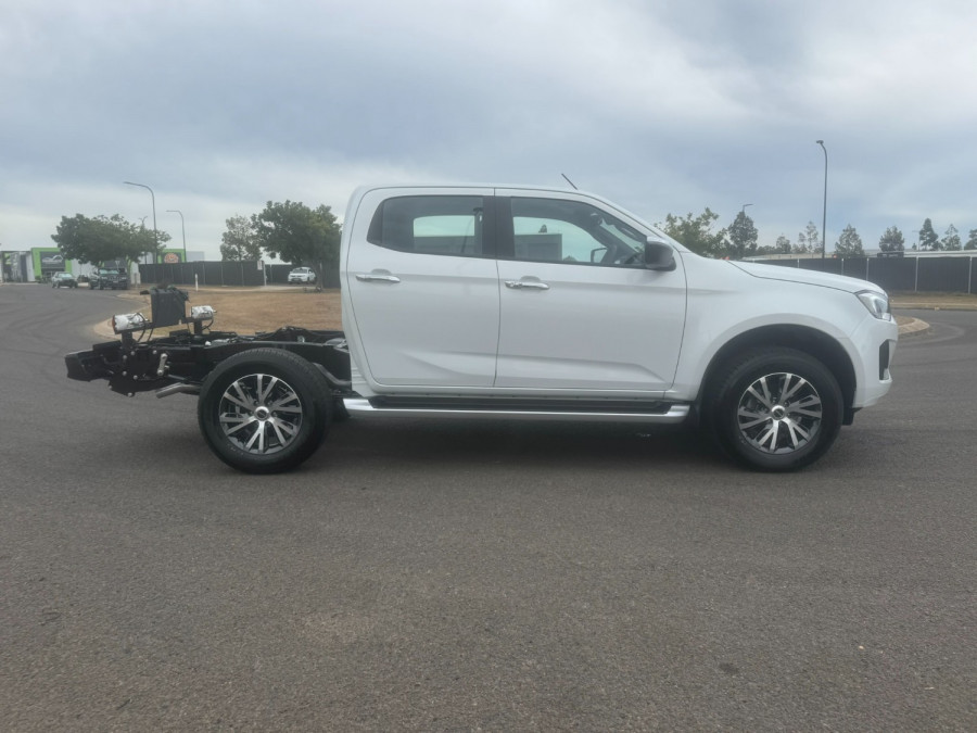 2026 Isuzu D-MAX RG LS-U Cab Chassis Image 2