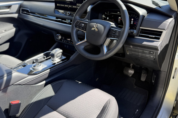 2026 Mitsubishi Outlander ZM ES SUV Image 11