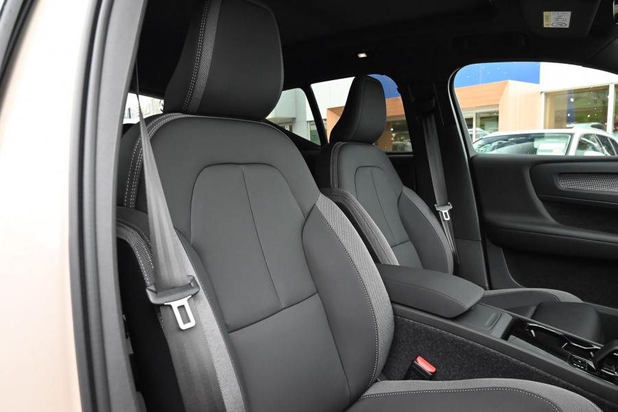 2026 Volvo EX40  Ultra Single Motor Extended Range SUV Image 18