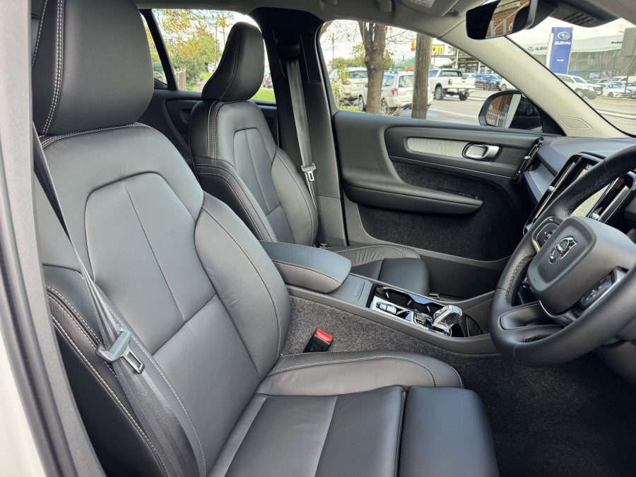 2026 Volvo XC40 XZ Ultra B4 Dark SUV Image 13