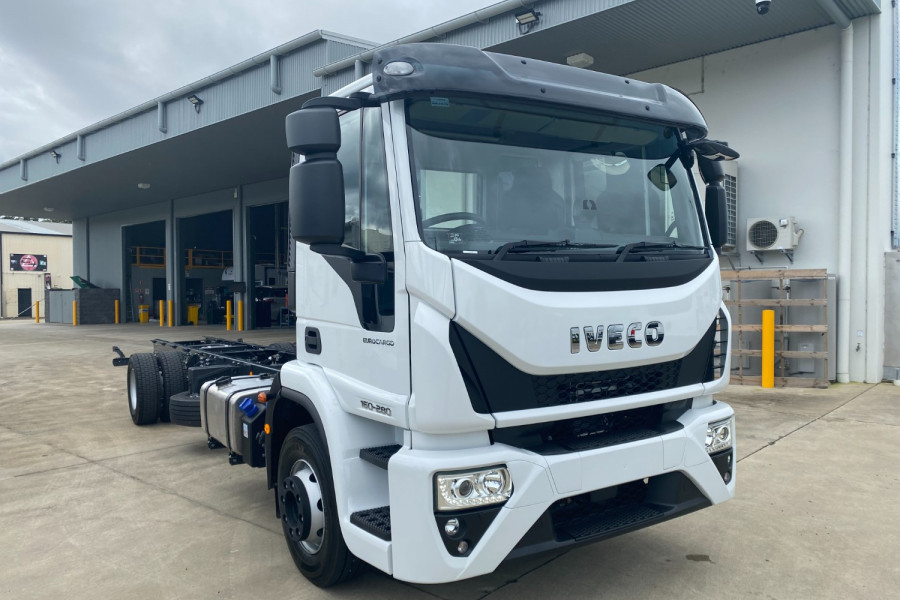 2022 Iveco Eurocargo Cab chassis Image 3