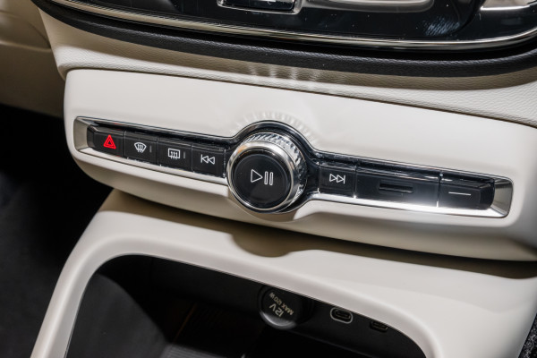 2026 Volvo XC40 XZ Ultra B4 Dark SUV Image 17