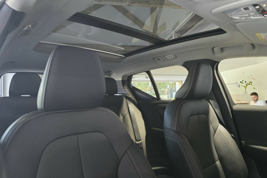 2025 Volvo XC40 XZ Ultra B4 Bright SUV Image 16