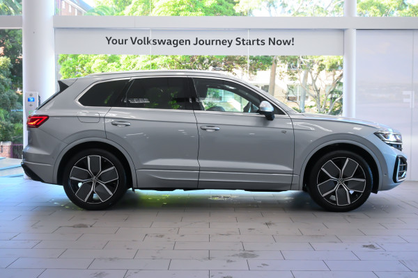 2025 Volkswagen Touareg RC 210TDI R-Line SUV image 3